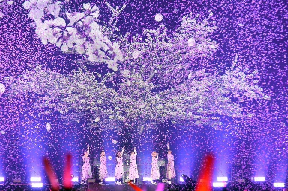 　花びらが散る中、解散ライブを行ったＢｉＳＨ（撮影・三好信也）