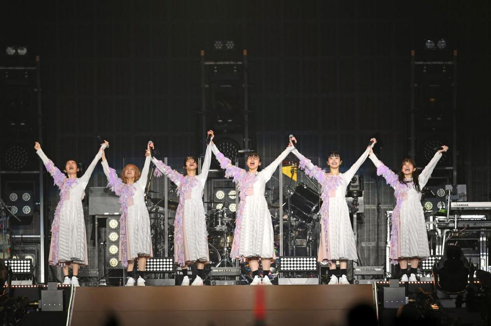 　万感の思いで歓声に応えるＢｉＳＨの（左から）リンリン、モモコグミカンパニー、アユニ・Ｄ、ハシヤスメ・アツコ、アイナ・ジ・エンド、セントチヒロ・チッチ（撮影・三好信也）