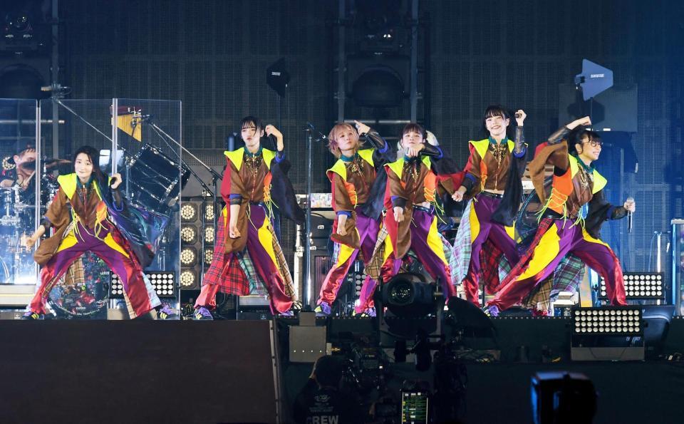 　解散ライブを行ったＢｉＳＨの（左から）リンリン、アユニ・Ｄ、モモコグミカンパニー、セントチヒロ・チッチ、アイナ・ジ・エンド、ハシヤスメ・アツコ（撮影・三好信也）