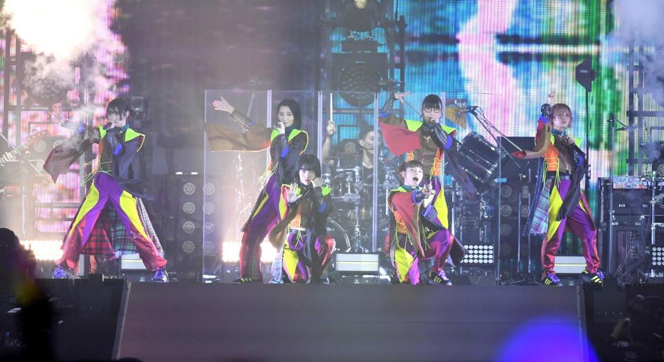 　解散ライブを行ったＢｉＳＨの（左から）アユニ・Ｄ、リンリン、アイナ・ジ・エンド、セントチヒロ・チッチ、ハシヤスメ・アツコ、モモコグミカンパニー（撮影・三好信也）