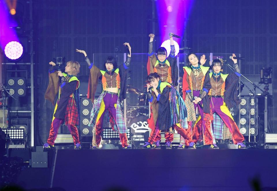 　解散ライブを行ったＢｉＳＨの（左から）モモコグミカンパニー、アイナ・ジ・エンド、セントチヒロ・チッチ、ハシヤスメ・アツコ、リンリン、アユニ・Ｄ（撮影・三好信也）