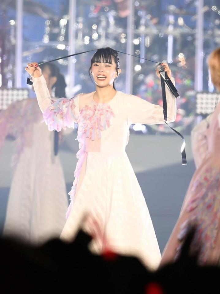 　おどけてポーズをとるアイナ・ジ・エンド（撮影・三好信也）