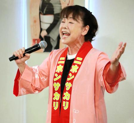　ファンの前で熱唱する中村美律子