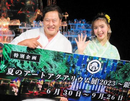 　笑顔を浮かべる、とにかく明るい安村（左）と藤田ニコル