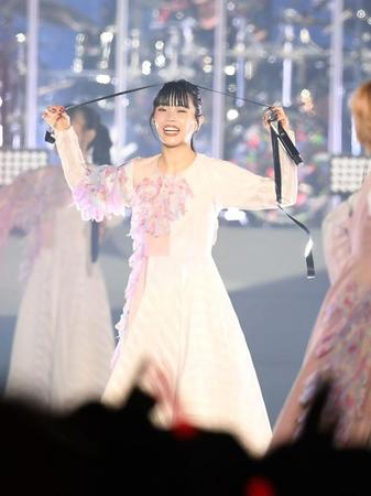 　おどけてポーズをとるアイナ・ジ・エンド（撮影・三好信也）