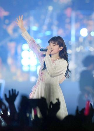 　歓声に応えるセントチヒロ・チッチ（撮影・三好信也）