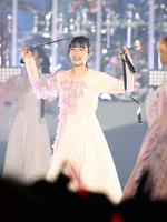 　おどけてポーズをとるアイナ・ジ・エンド（撮影・三好信也）