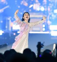 　声援を浴びながら走り出すリンリン（撮影・三好信也）