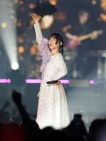 　歓声にポーズで応えるアユニ・Ｄ（撮影・三好信也）