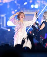 　歓声に応えるモモコグミカンパニー（撮影・三好信也）