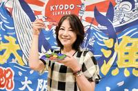 　ニタリクジラの最高級「尾の身」を食べ笑顔の堀ちえみ