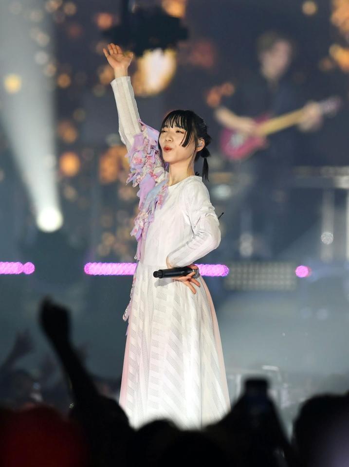 　歓声にポーズで応えるアユニ・Ｄ（撮影・三好信也）