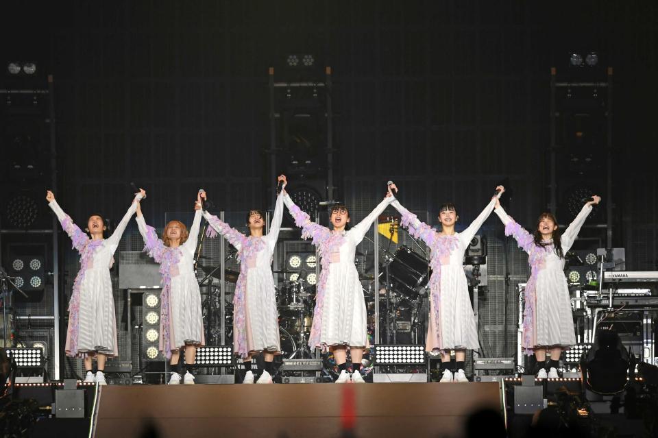 　万感の思いで歓声に応えるＢｉＳＨの（左から）リンリン、モモコグミカンパニー、アユニ・Ｄ、ハシヤスメ・アツコ、アイナ・ジ・エンド、セントチヒロ・チッチ（撮影・三好信也）