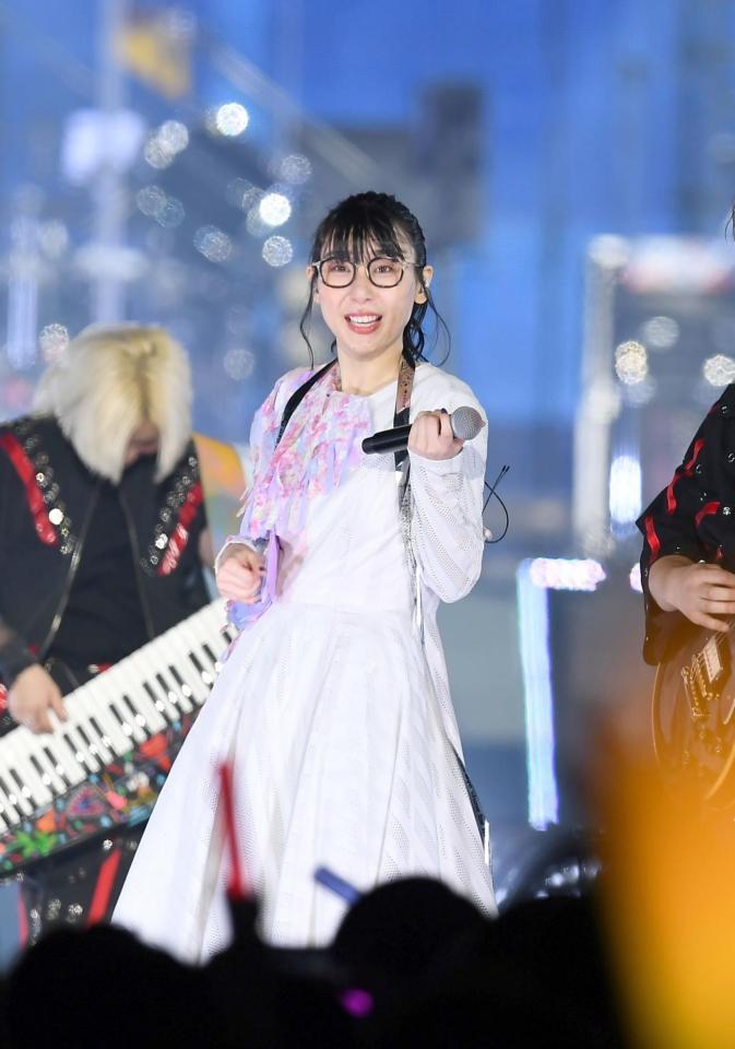 　笑顔で客席を見つめるハシヤスメ・アツコ（撮影・三好信也）