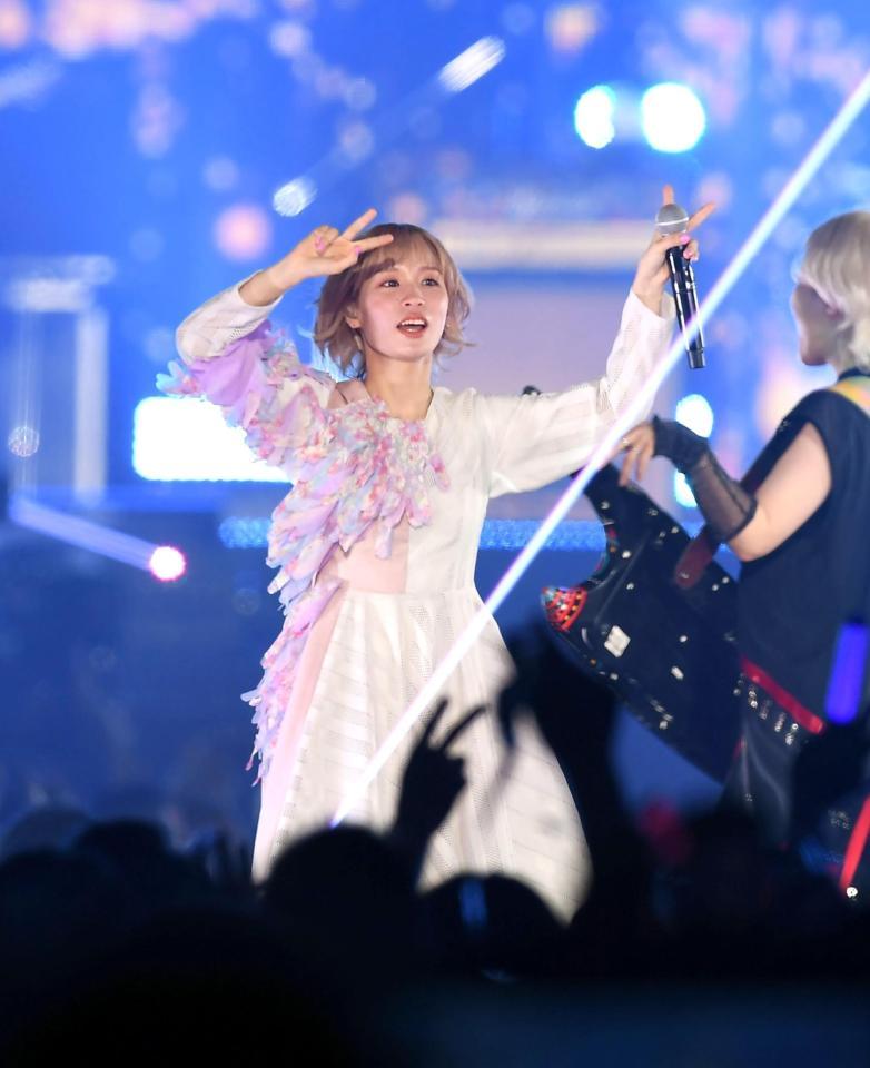 　歓声に応えるモモコグミカンパニー（撮影・三好信也）