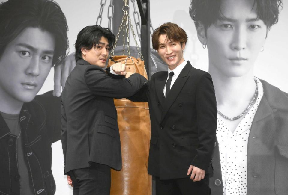 　拳を交わすＳｉｘＴＯＮＥＳ・森本慎太郎（左）とＳｎｏｗ　Ｍａｎ・渡辺翔太（撮影・堀内翔）