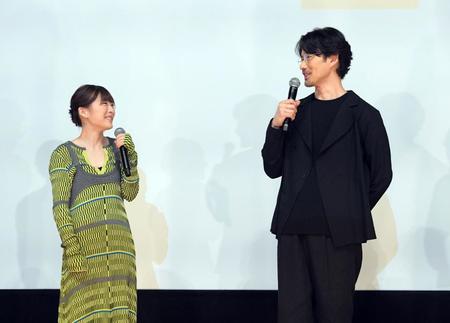 　伊藤沙莉（左）のダンスについて感想を語る竹野内豊（撮影・佐藤厚）