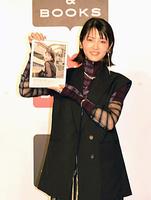 　自身のフォトエッセイを手に笑顔の若月佑美