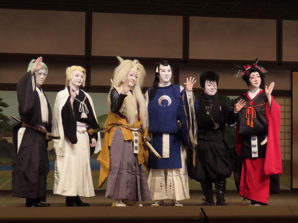 　初日前会見を行った（左から）上村吉太朗、中村莟玉、尾上右近、尾上松也、中村鷹之資、河合雪之丞