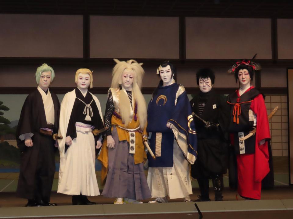 　初日前会見を行った（左から）上村吉太朗、中村莟玉、尾上右近、尾上松也、中村鷹之資、河合雪之丞