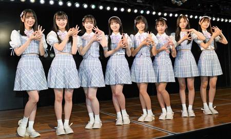 　笑顔でポーズを決めるＡＫＢ４８・１８期研究生（撮影・三好信也）