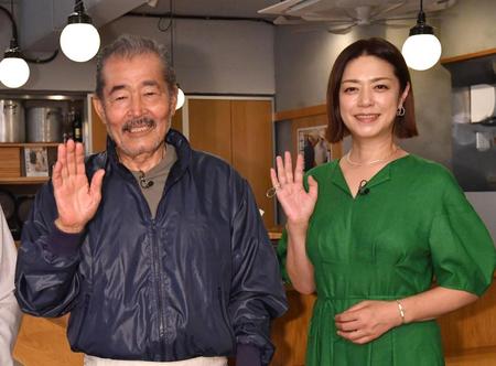 　映画「高野豆腐店の春」の完成報告会に登場した藤竜也（左）と加藤紀子（撮影・佐々木彰尚）