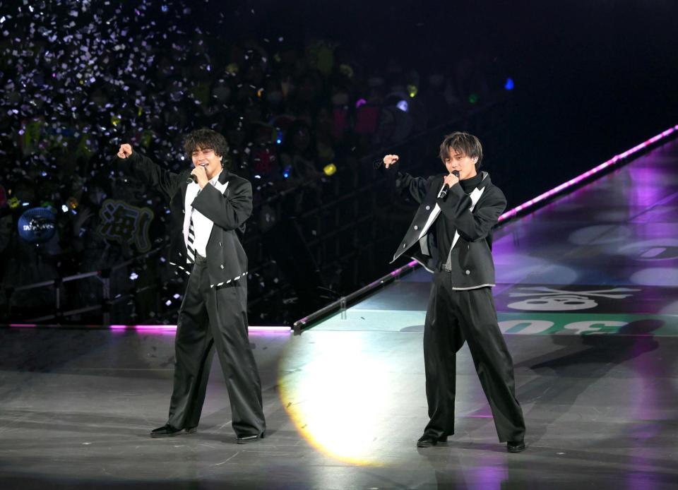 　ファンミーティングで熱唱するＫｉｎｇ＆Ｐｒｉｎｃｅの高橋海人（左）と永瀬廉（撮影・伊藤笙子）