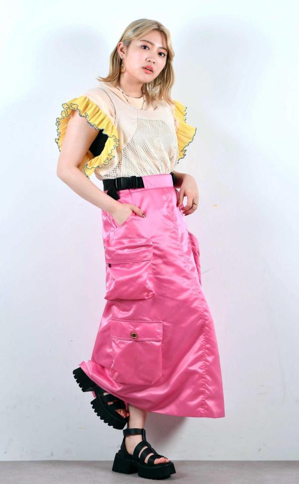 　カラフルなファッションでポーズを決める柏木ひなた（撮影・開出牧）