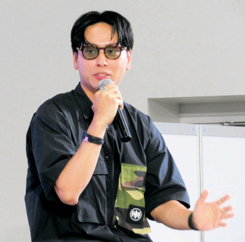 　キャンプ愛を語る山下健二郎