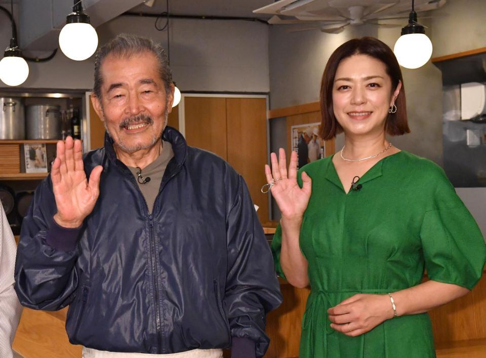 　映画「高野豆腐店の春」の完成報告会に登場した藤竜也（左）と加藤紀子（撮影・佐々木彰尚）