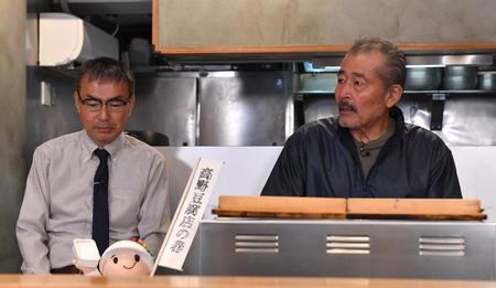 　映画「高野豆腐店の春」の完成報告会に登場した藤竜也（右）と三原光尋監督（撮影・佐々木彰尚）