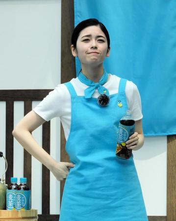 　麦茶を飲んで至福を感じる小芝風花