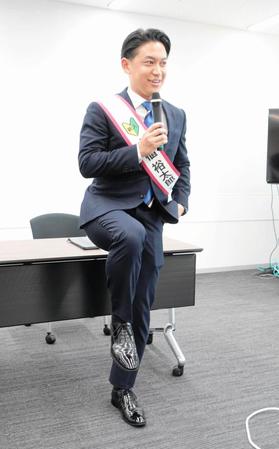 　趣味の靴磨きの成果を披露するＡＢＣ・小櫃裕太郎アナウンサー