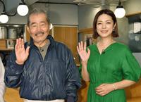 　笑顔で手を振る藤竜也（左）と加藤紀子