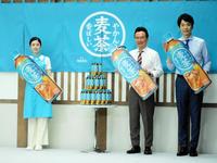 　イベントに登場した（左から）小芝風花、山内健司、濱家隆一