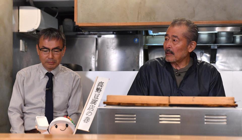 　映画「高野豆腐店の春」の完成報告会に登場した藤竜也（右）と三原光尋監督（撮影・佐々木彰尚）