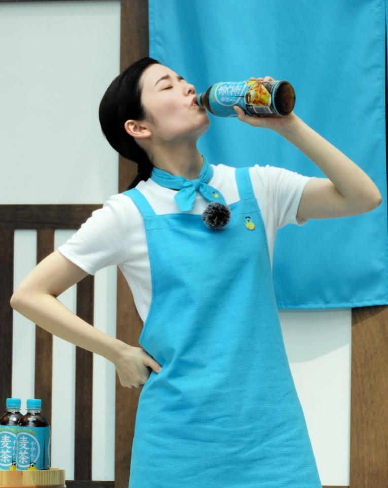 　麦茶を威勢良く流し込む小芝風花