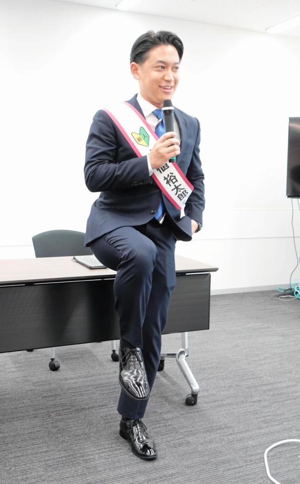 　趣味の靴磨きの成果を披露するＡＢＣ・小櫃裕太郎アナウンサー