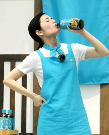 　麦茶を豪快に飲む小芝風花