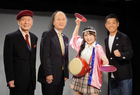 　会見に出席した（左から）「海原はるか・かなた」の海原かなた、海原はるか、はっぴちゃん。、かみじょうたけし