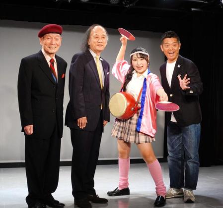 　会見に出席した（左から）「海原はるか・かなた」の海原かなた、海原はるか、はっぴちゃん。、かみじょうたけし