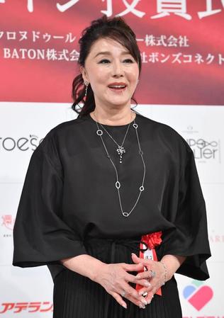 　「プラチナエイジ授賞式」に登場した浅野ゆう子（撮影・佐々木彰尚）