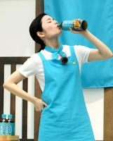 　麦茶を豪快に飲む小芝風花