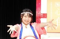 　会見に出席したはっぴちゃん。