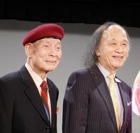 　会見に出席した「海原はるか・かなた」の海原かなた（左）と海原はるか