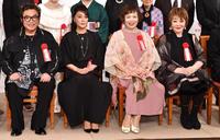　「プラチナエイジ授賞式」に登場した（左から）コロッケ、浅野ゆう子、上沼恵美子、たかの友梨（撮影・佐々木彰尚）