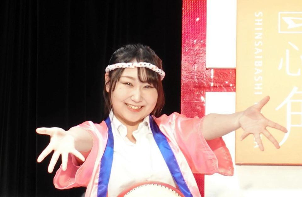 　会見に出席したはっぴちゃん。