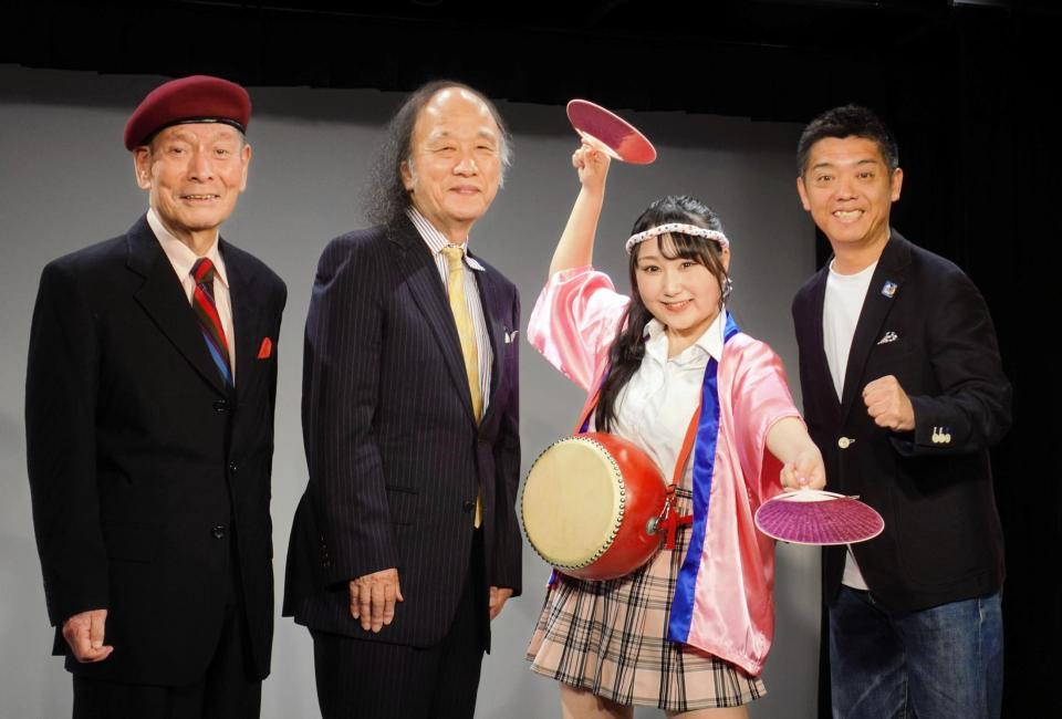 　会見に出席した（左から）「海原はるか・かなた」の海原かなた、海原はるか、はっぴちゃん。、かみじょうたけし