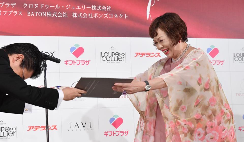 　プラチナエイジスト特別賞を受賞した上沼恵美子（撮影・佐々木彰尚）