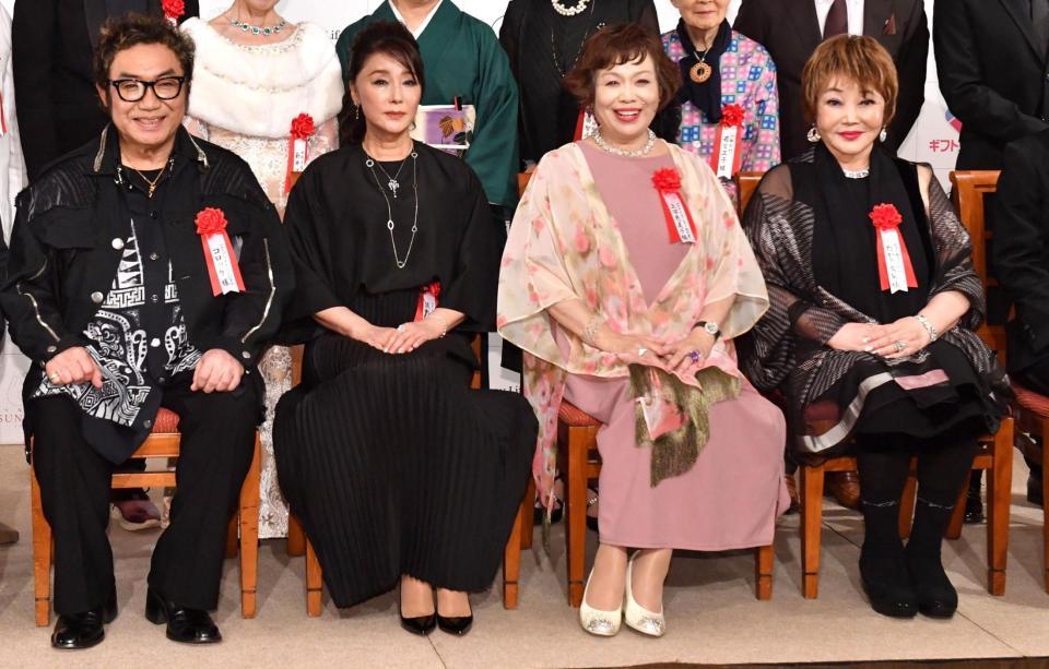 　「プラチナエイジ授賞式」に登場した（左から）コロッケ、浅野ゆう子、上沼恵美子、たかの友梨（撮影・佐々木彰尚）